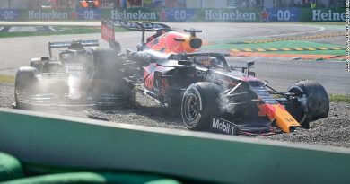 Lewis-Hamilton-dan-Max-Verstappen-Bertabrakan